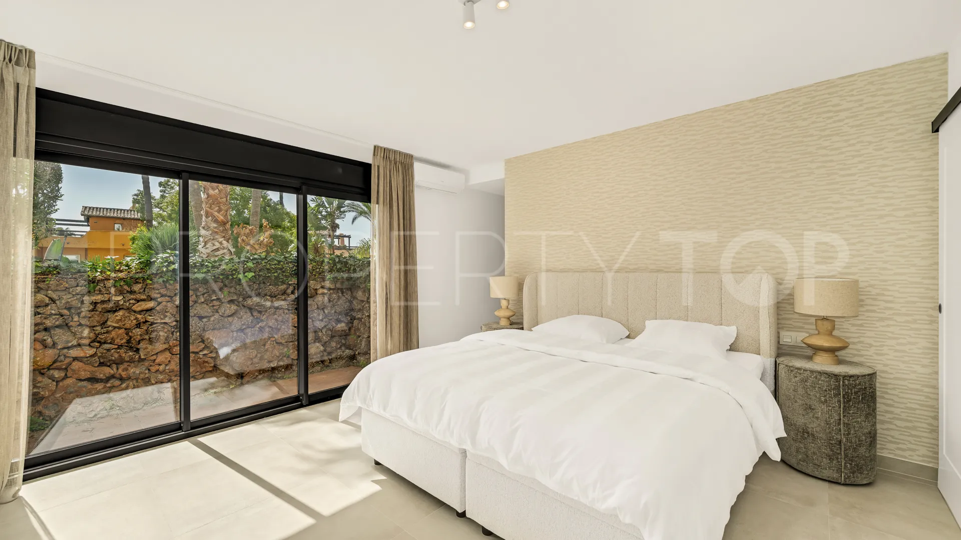 3 bedrooms town house in Golden Mile for sale