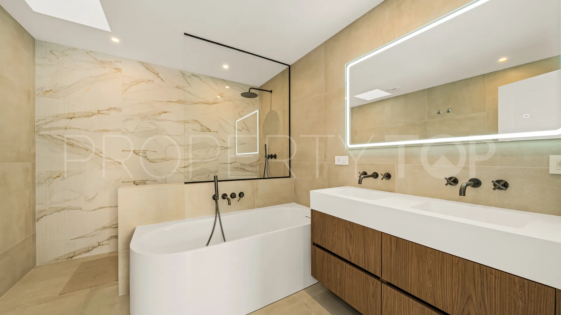 3 bedrooms town house in Golden Mile for sale