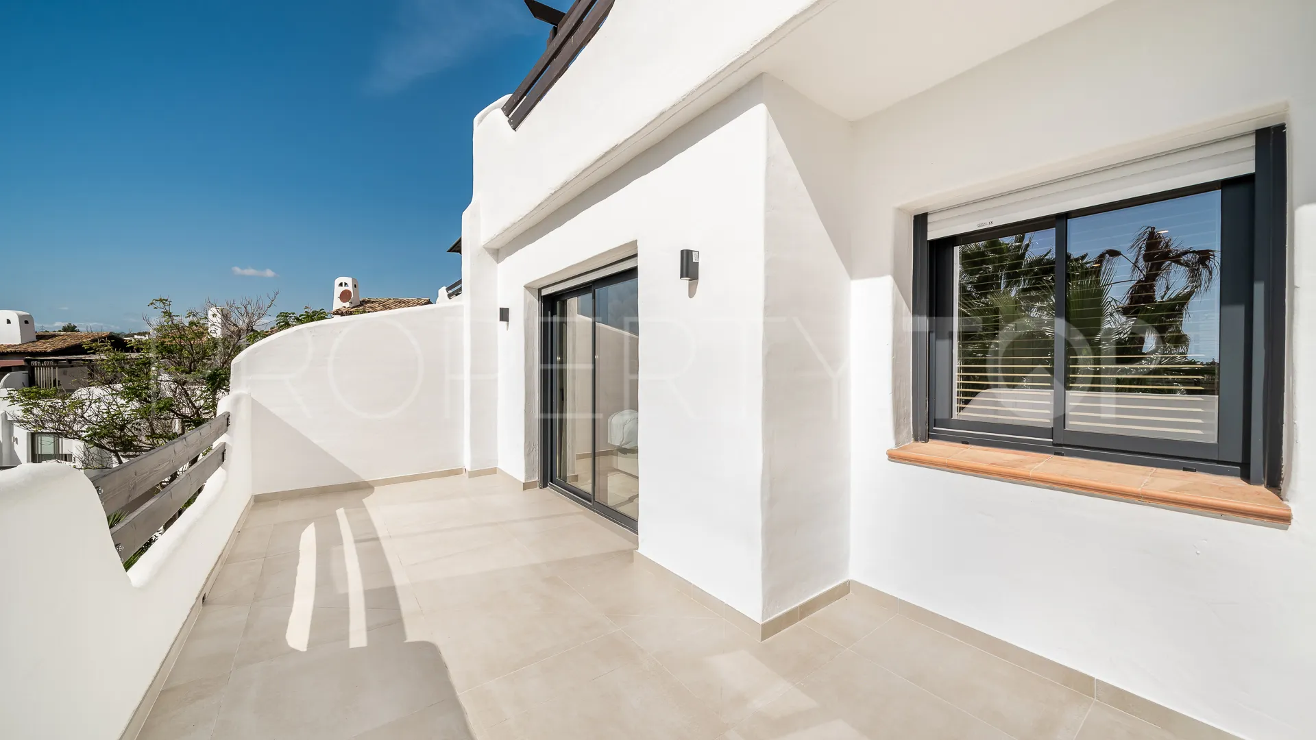 3 bedrooms town house in Golden Mile for sale