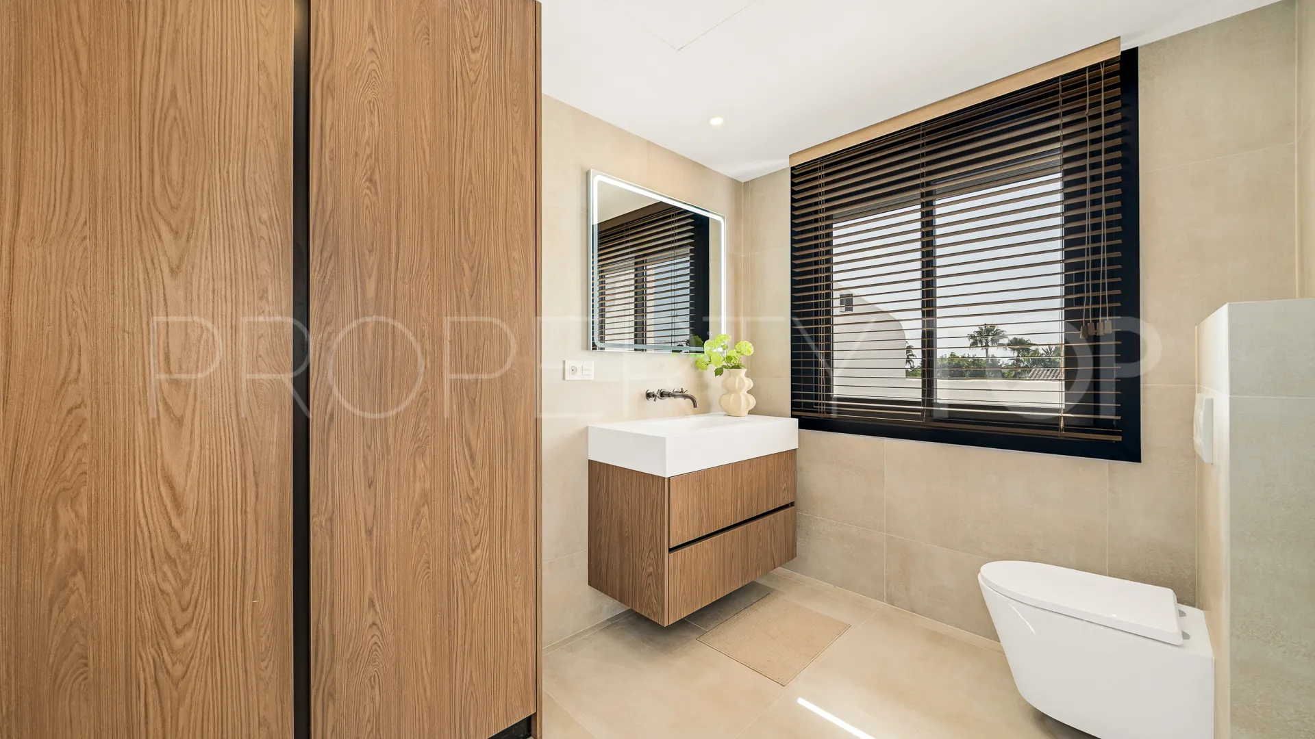 3 bedrooms town house in Golden Mile for sale