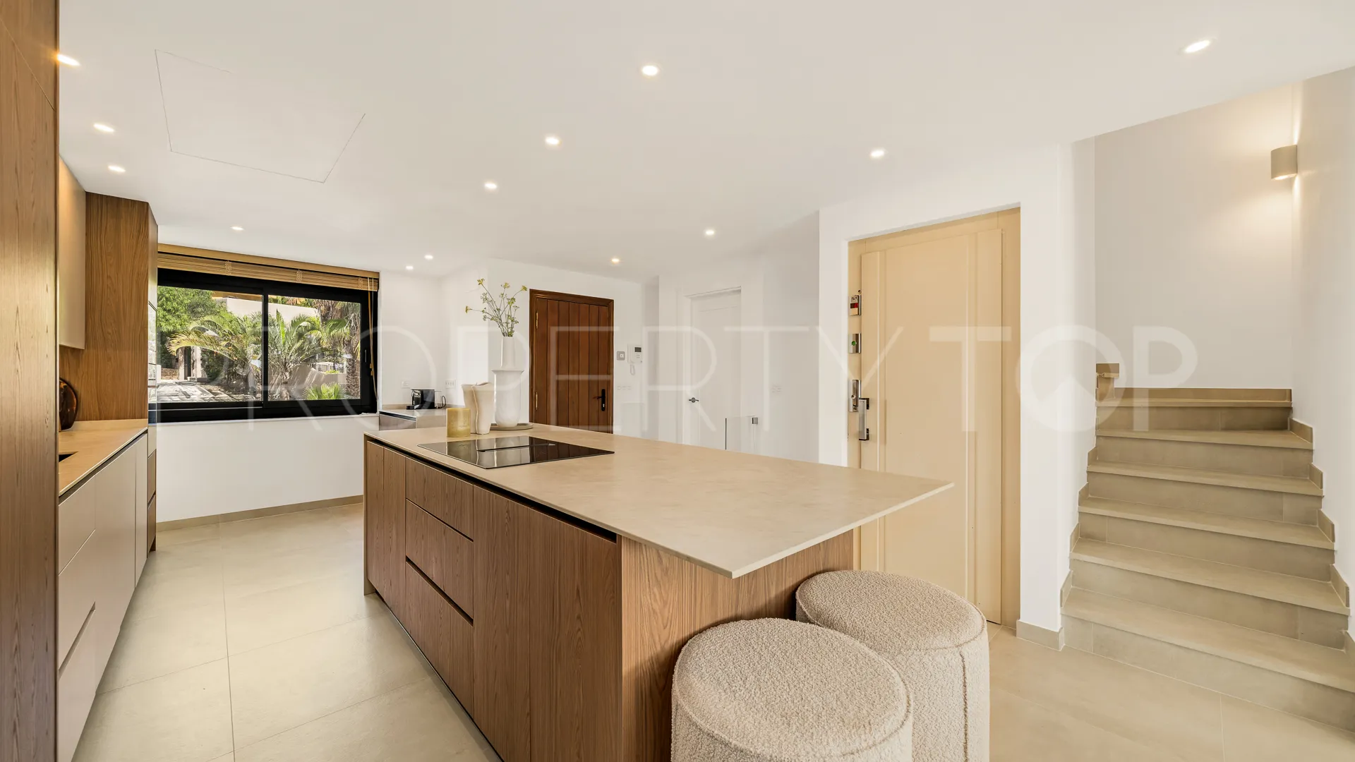 3 bedrooms town house in Golden Mile for sale