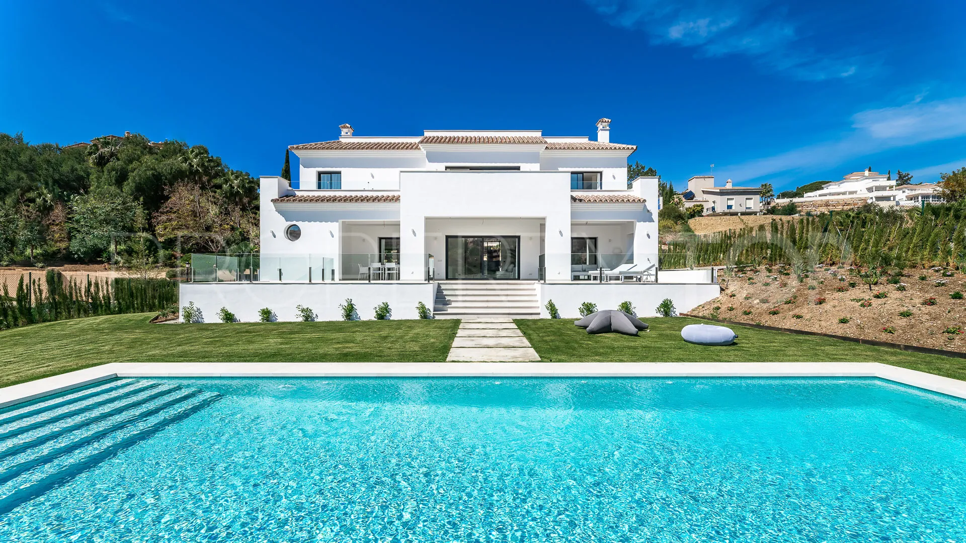 Elviria 5 bedrooms villa for sale