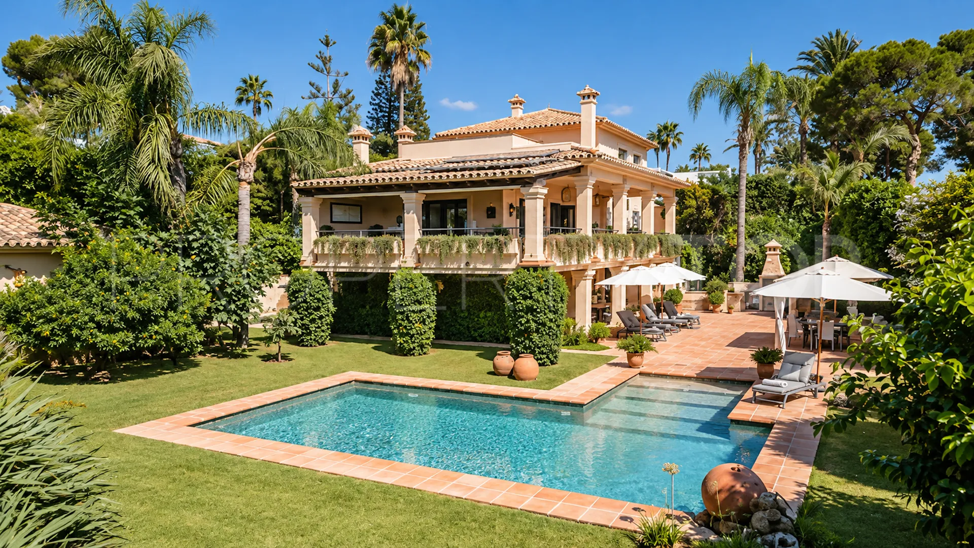 Se vende villa en Los Monteros con 6 dormitorios