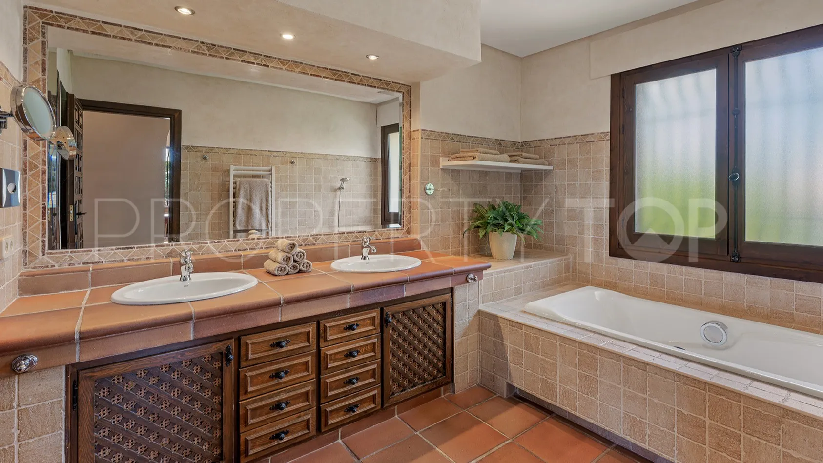 Se vende villa en Los Monteros con 6 dormitorios