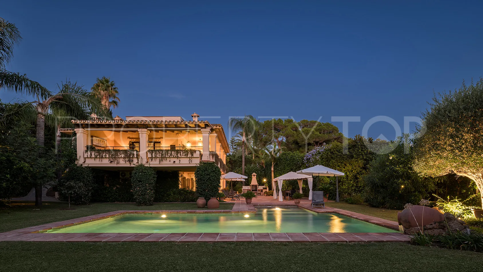 Se vende villa en Los Monteros con 6 dormitorios