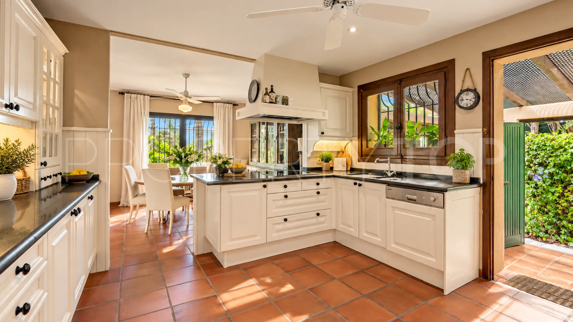 Se vende villa en Los Monteros con 6 dormitorios