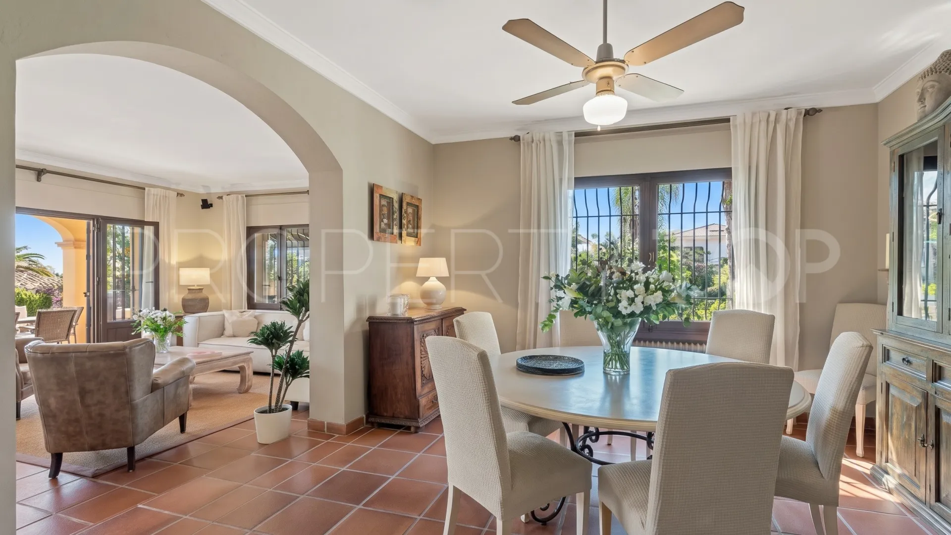 Se vende villa en Los Monteros con 6 dormitorios