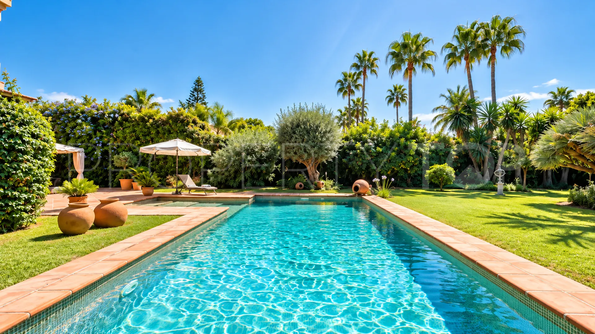 Se vende villa en Los Monteros con 6 dormitorios