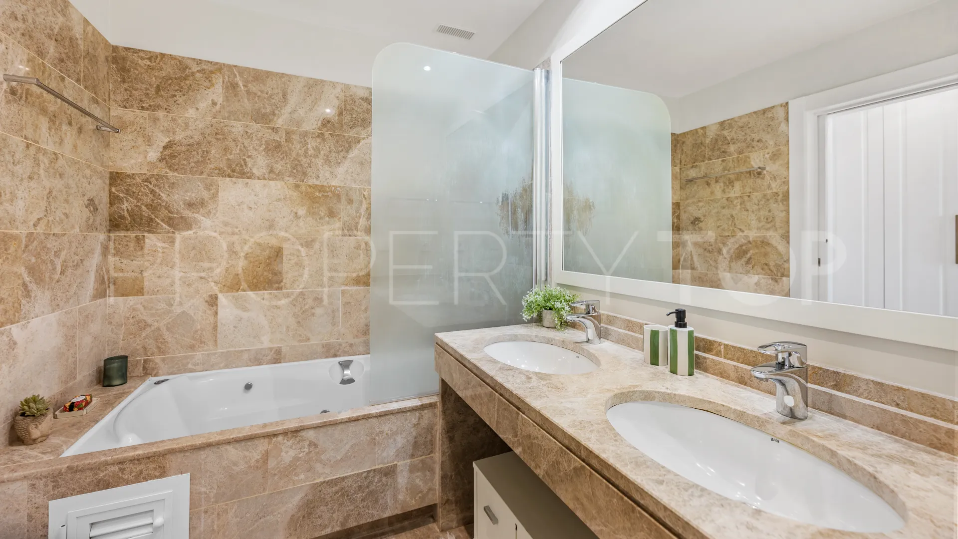 Adosado en venta con 3 dormitorios en Los Monteros