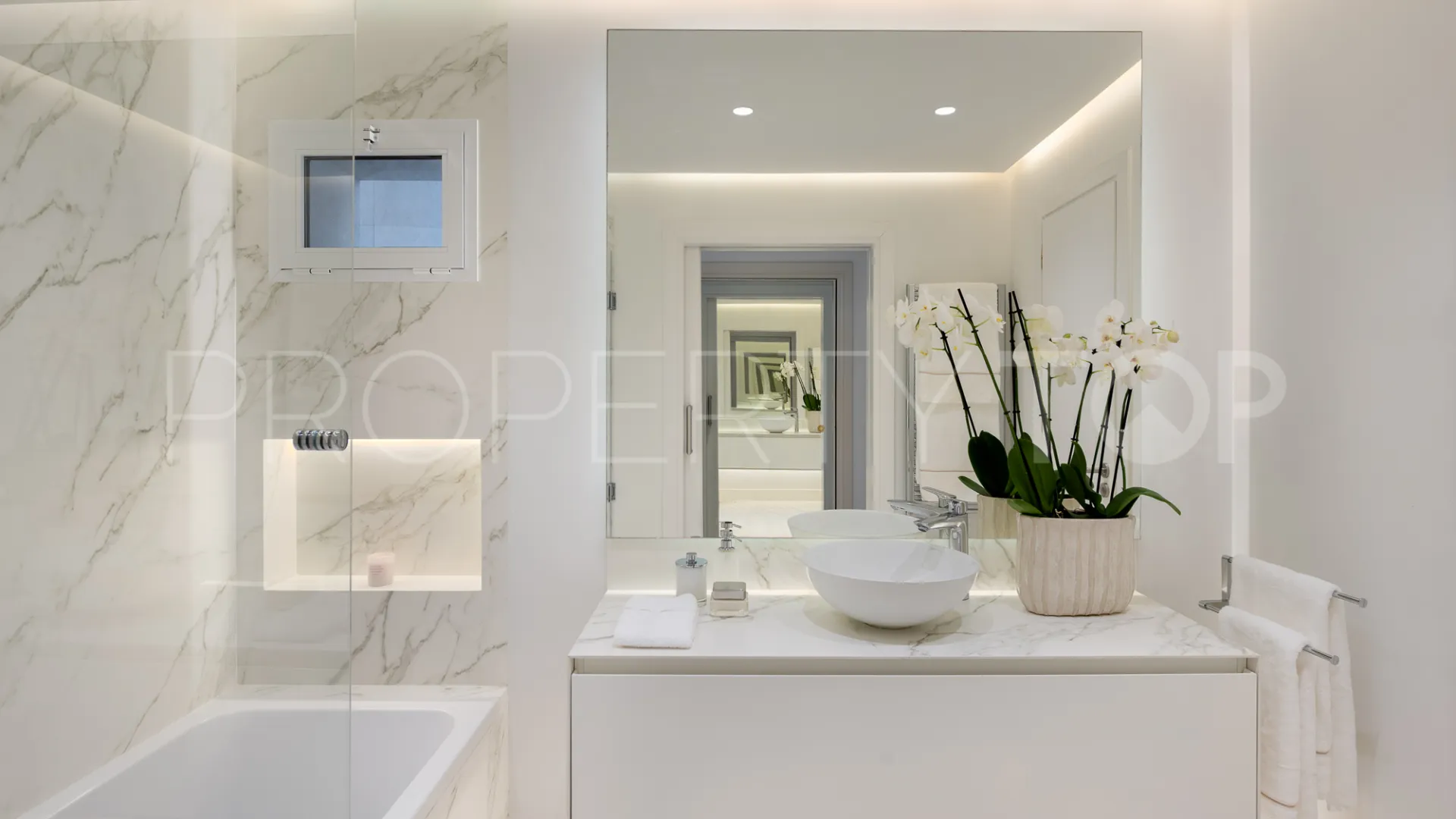 Apartamento planta baja en venta de 3 dormitorios en Marbella - Puerto Banus