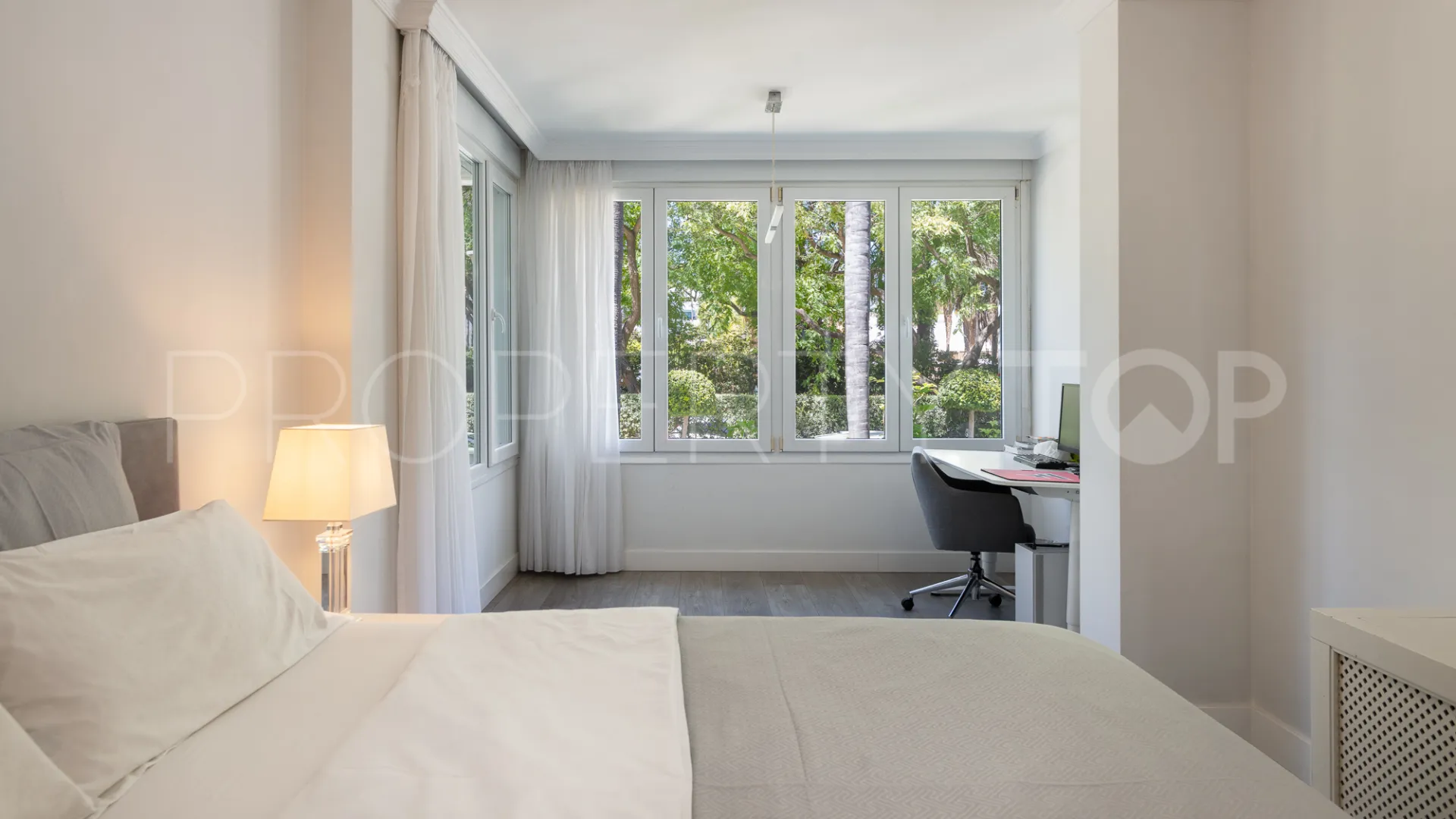 Apartamento planta baja en venta de 3 dormitorios en Marbella - Puerto Banus