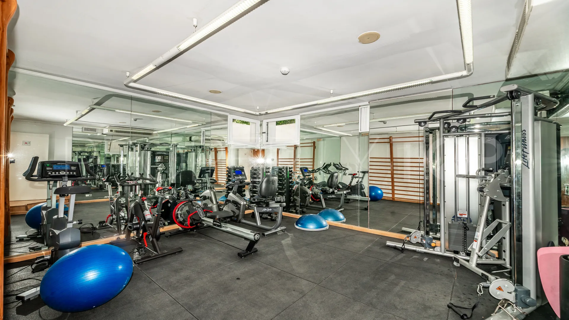 Apartamento planta baja en venta de 3 dormitorios en Marbella - Puerto Banus