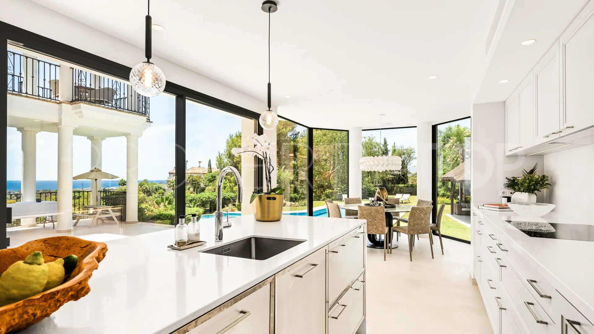 Villa for sale in Marbella Hill Club with 6 bedrooms