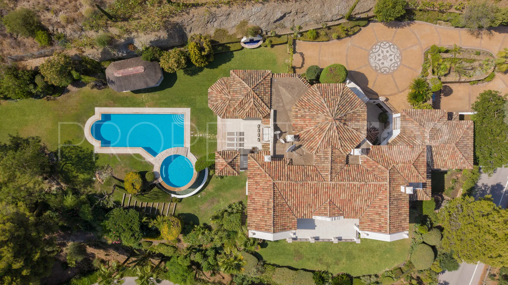 Villa for sale in Marbella Hill Club with 6 bedrooms