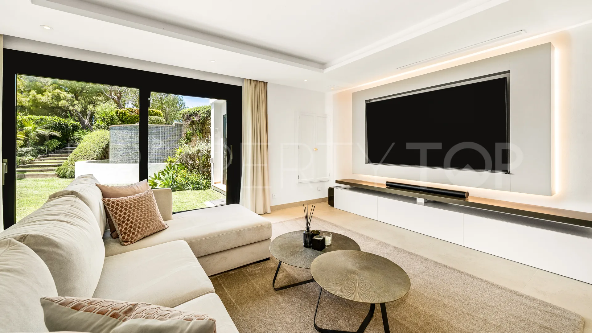 Villa for sale in Marbella Hill Club with 6 bedrooms