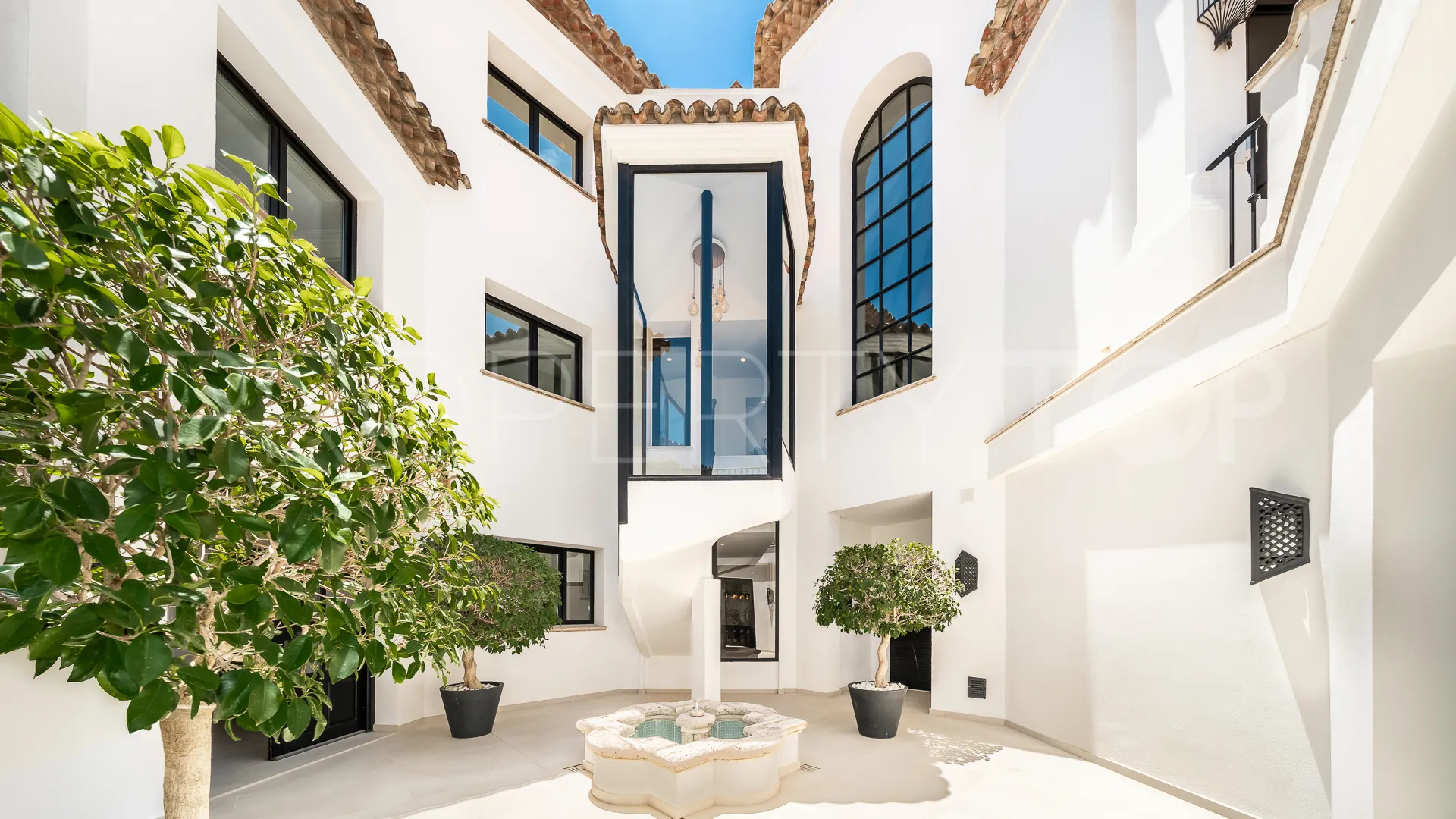 Villa for sale in Marbella Hill Club with 6 bedrooms