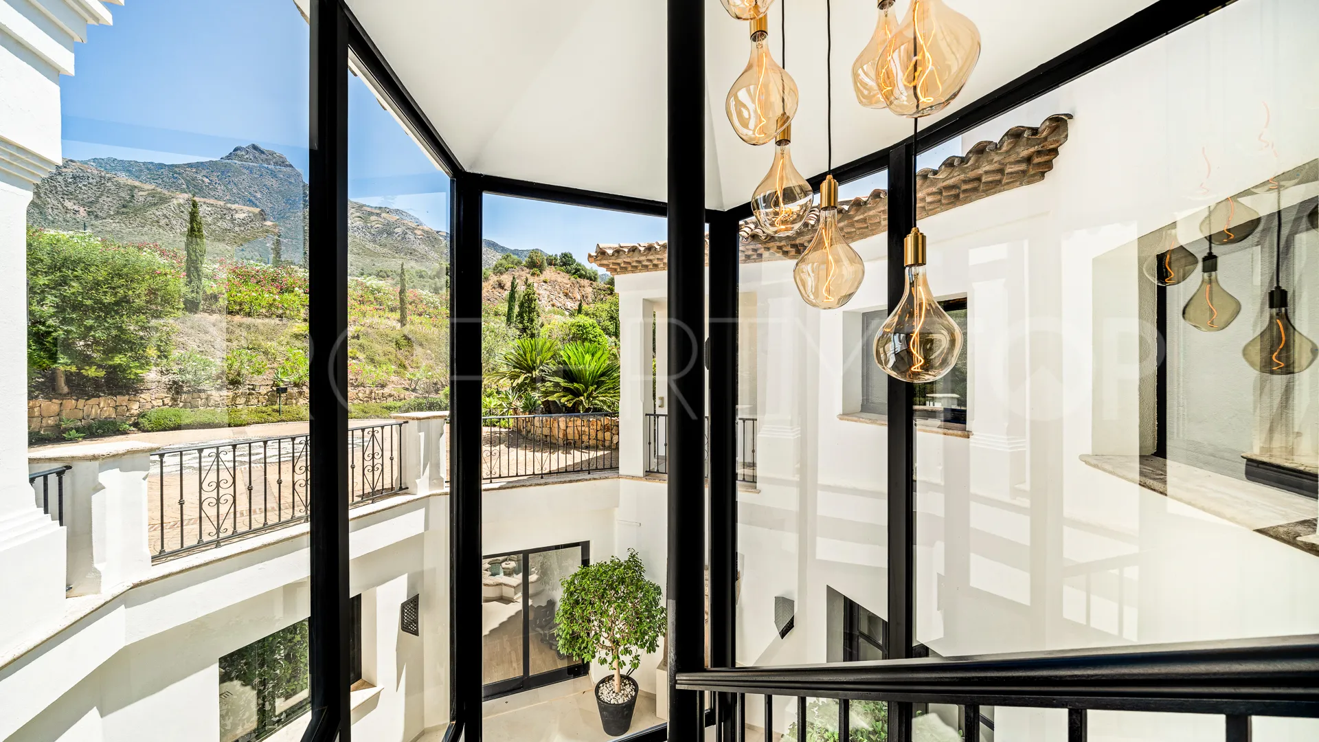 Villa for sale in Marbella Hill Club with 6 bedrooms