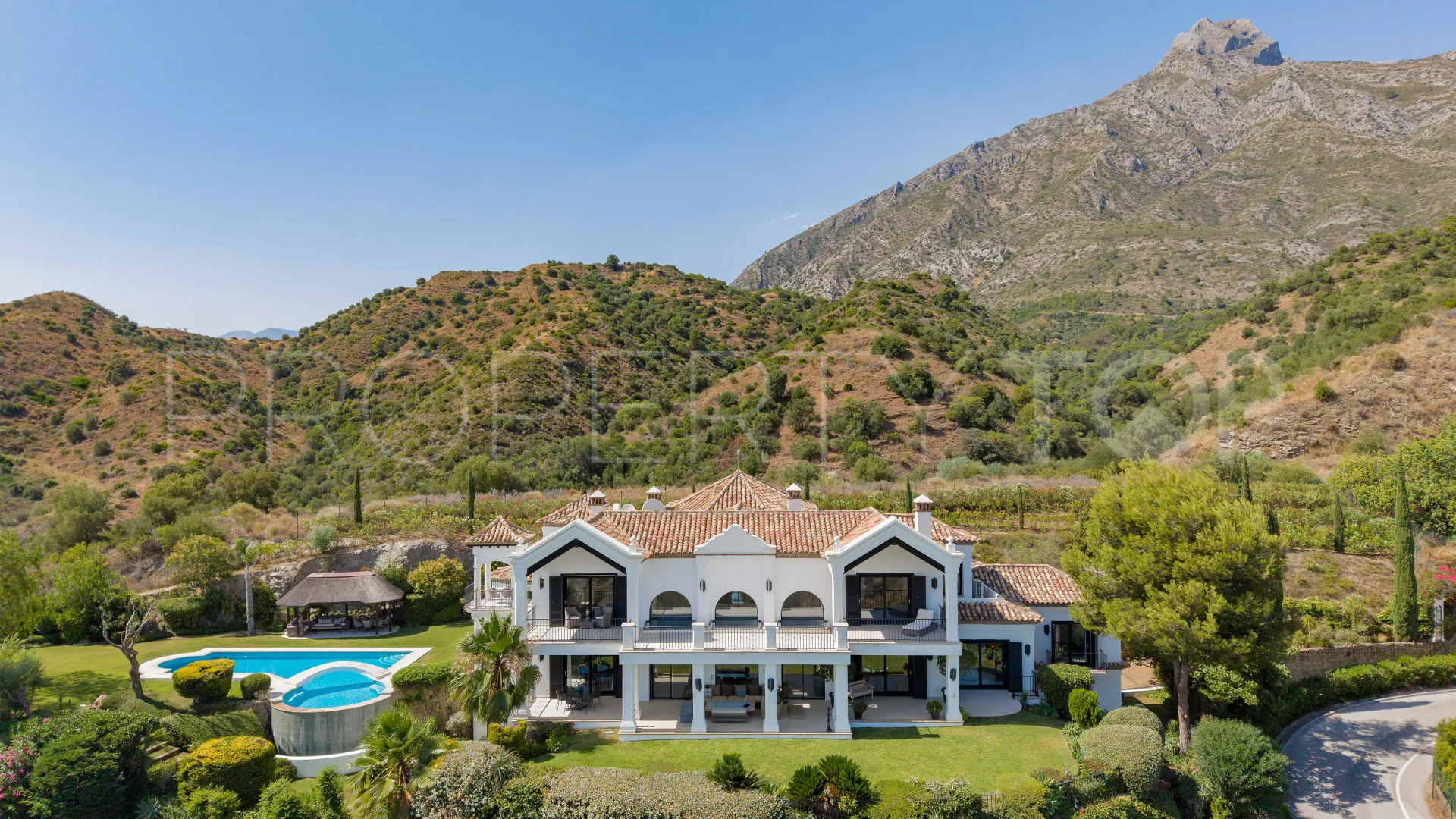 Villa for sale in Marbella Hill Club with 6 bedrooms