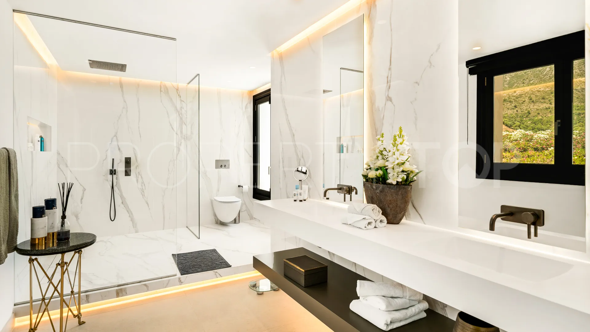 Villa for sale in Marbella Hill Club with 6 bedrooms