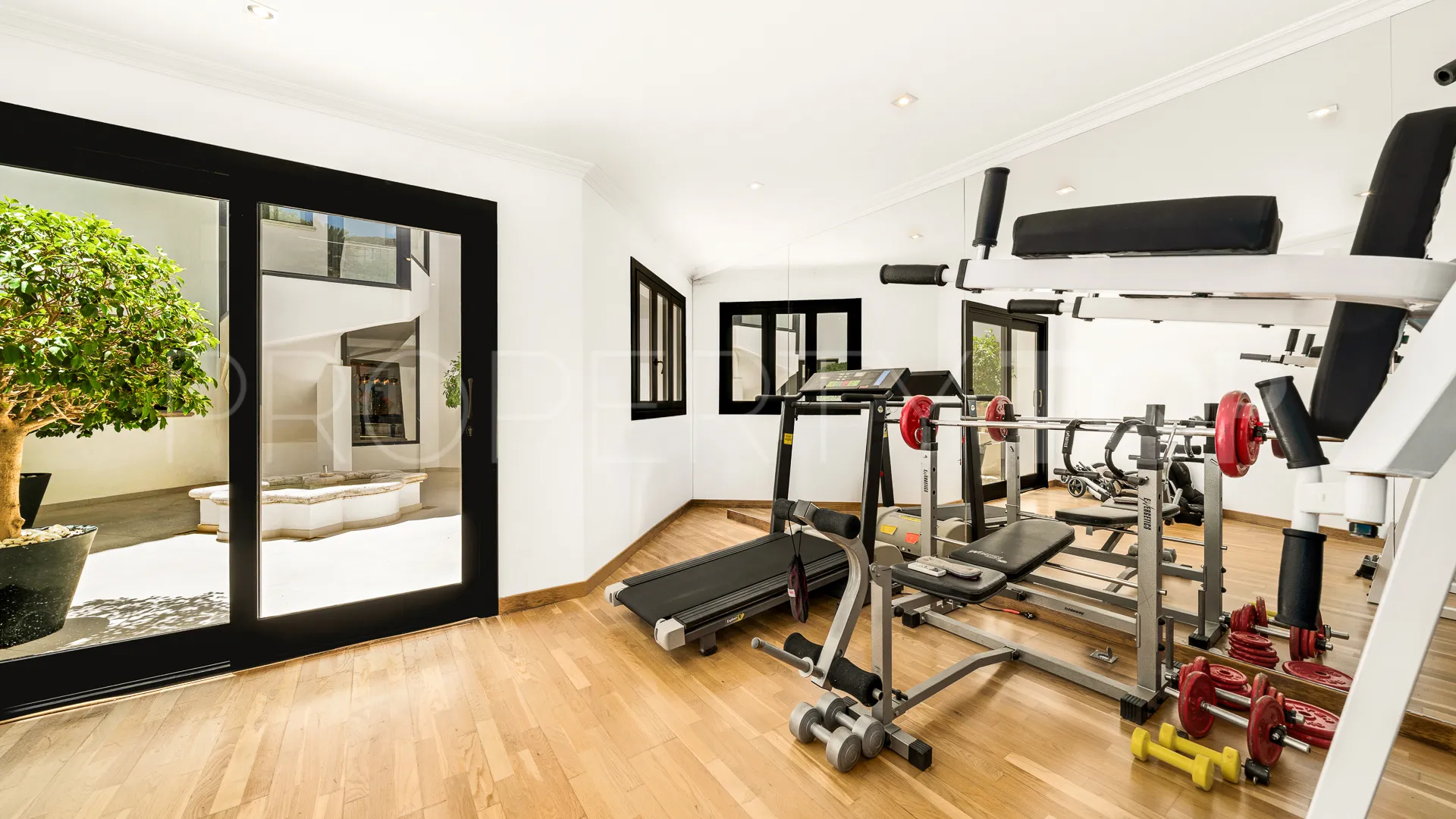 Villa for sale in Marbella Hill Club with 6 bedrooms