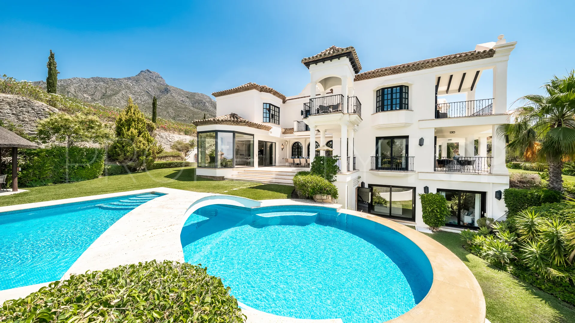 Villa for sale in Marbella Hill Club with 6 bedrooms