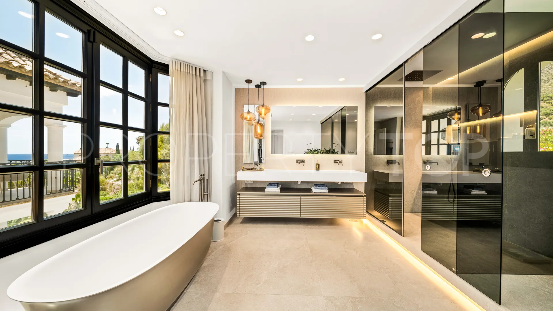 Villa for sale in Marbella Hill Club with 6 bedrooms