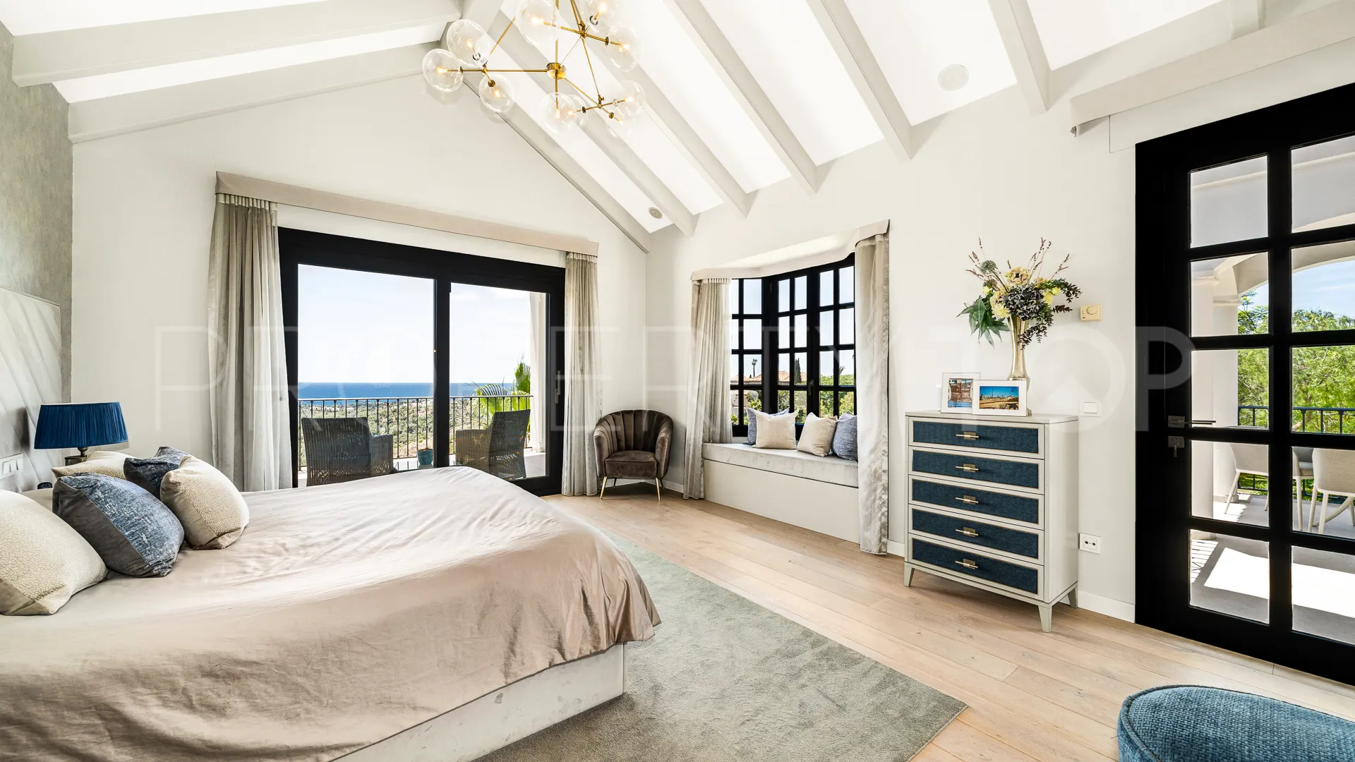 Villa for sale in Marbella Hill Club with 6 bedrooms