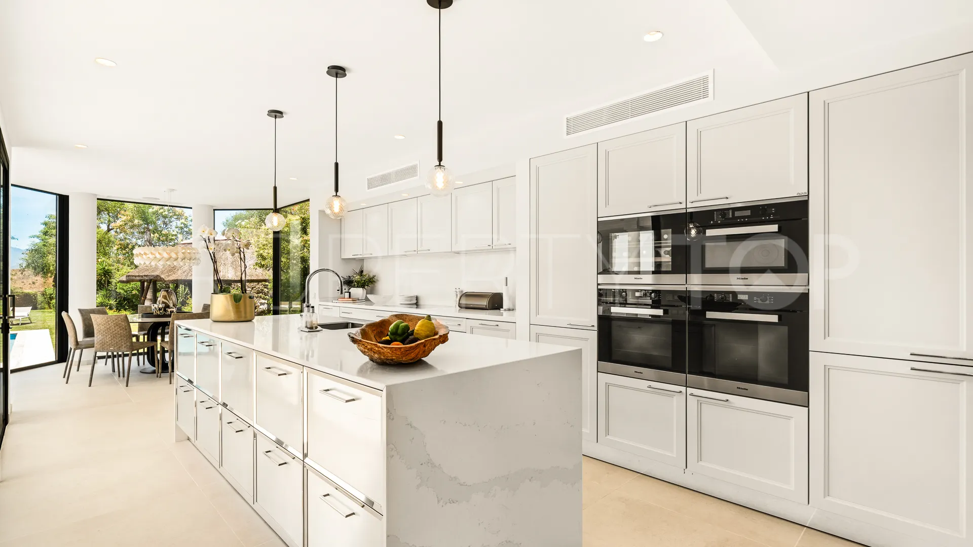 Villa for sale in Marbella Hill Club with 6 bedrooms
