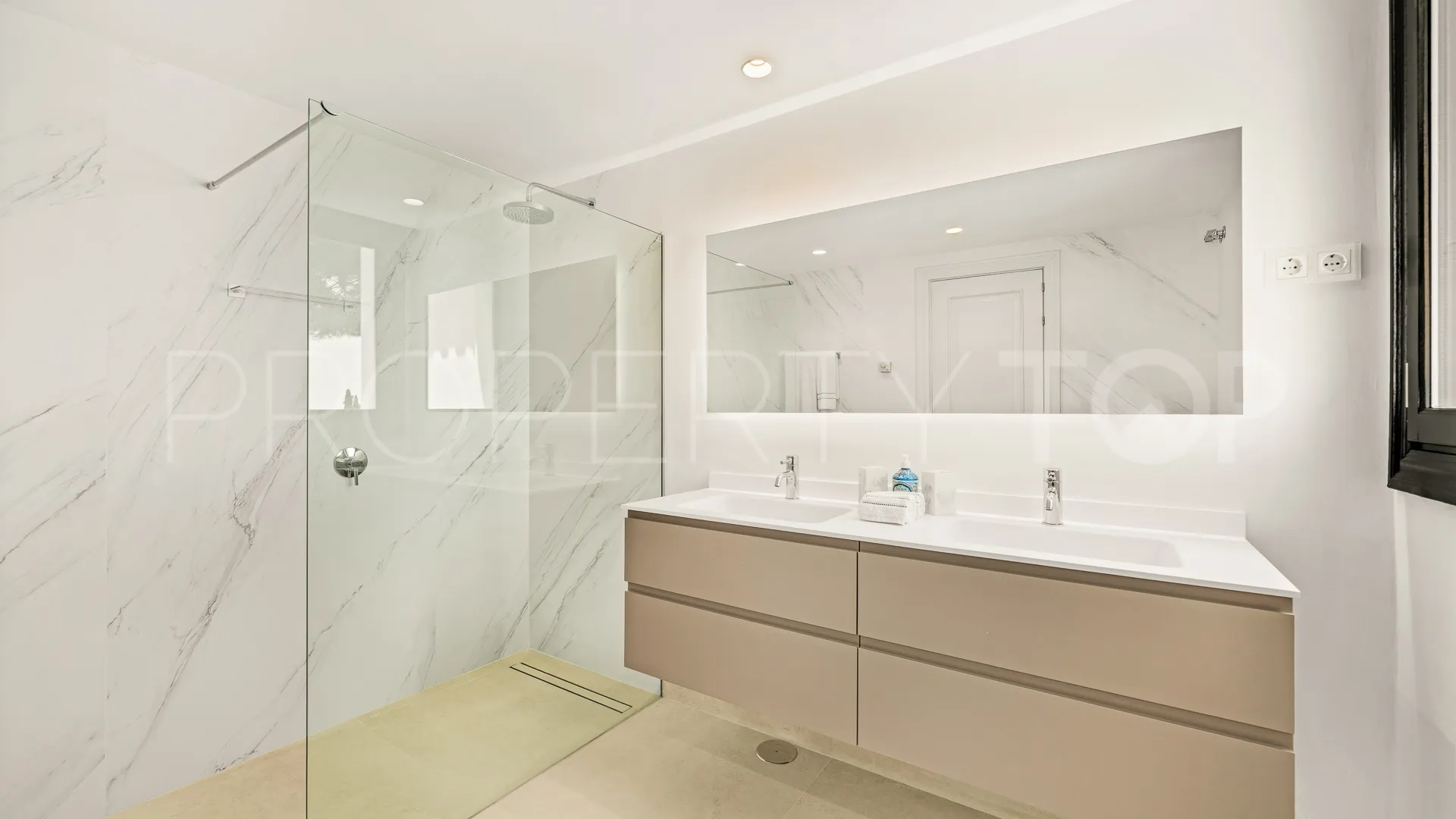 Villa for sale in Marbella Hill Club with 6 bedrooms