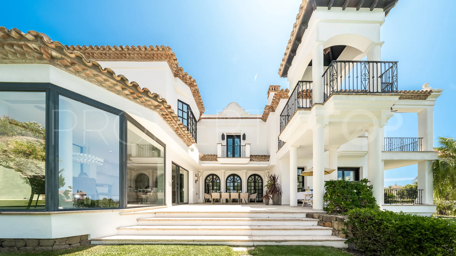 Villa for sale in Marbella Hill Club with 6 bedrooms