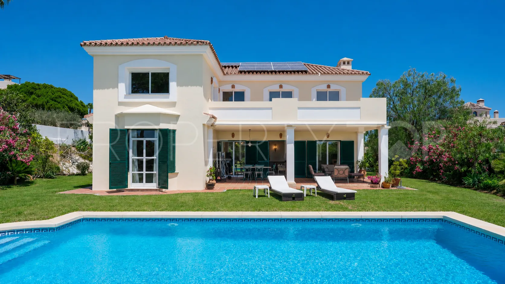 Se vende villa con 4 dormitorios en Elviria
