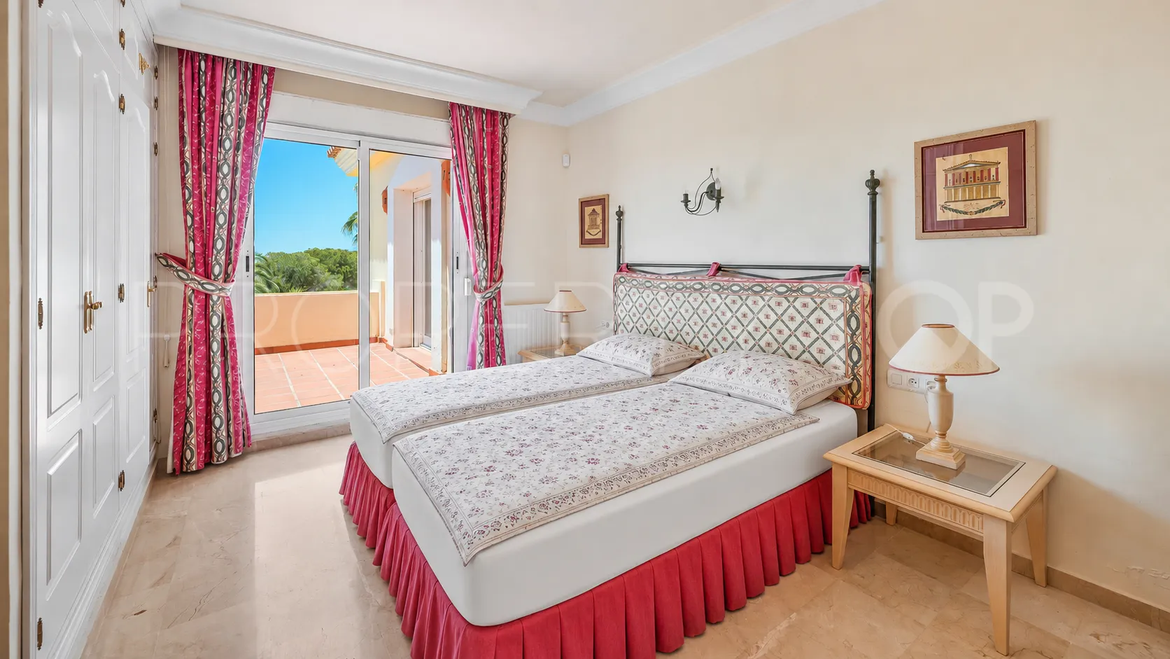 Se vende villa con 4 dormitorios en Elviria