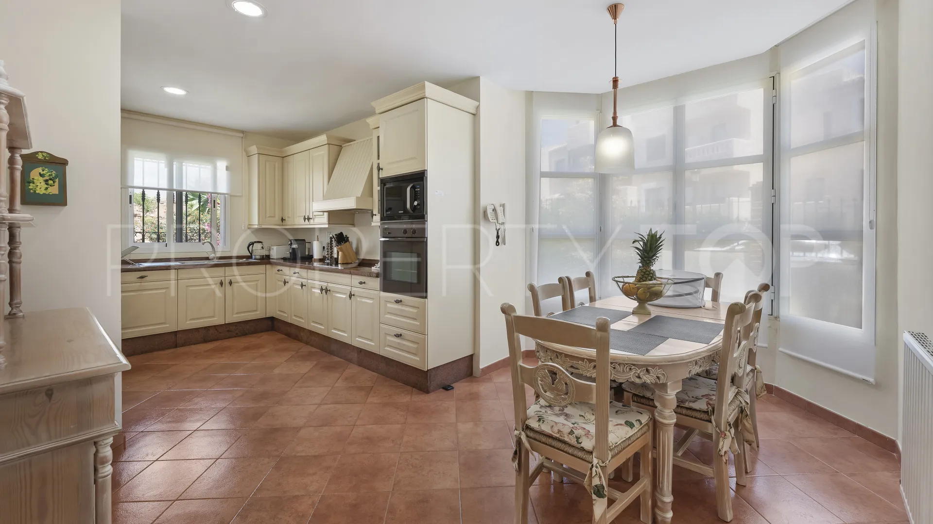 Se vende villa con 4 dormitorios en Elviria