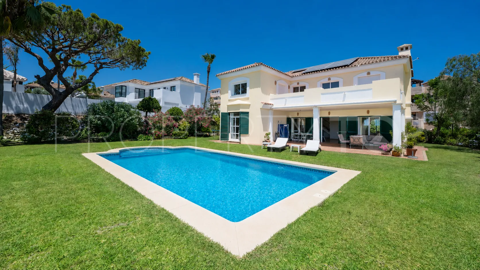 Se vende villa con 4 dormitorios en Elviria