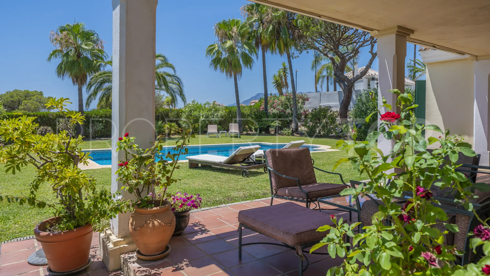 Se vende villa con 4 dormitorios en Elviria
