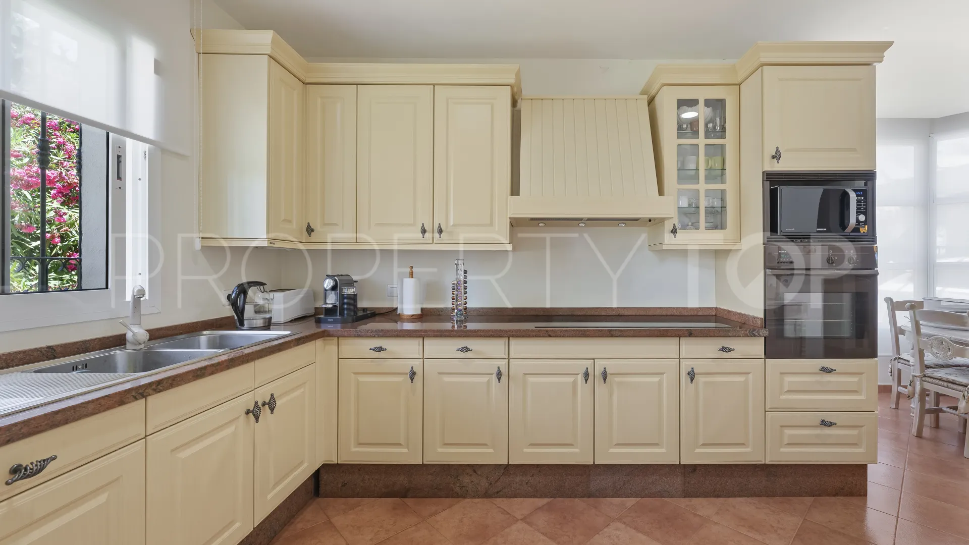 Se vende villa con 4 dormitorios en Elviria