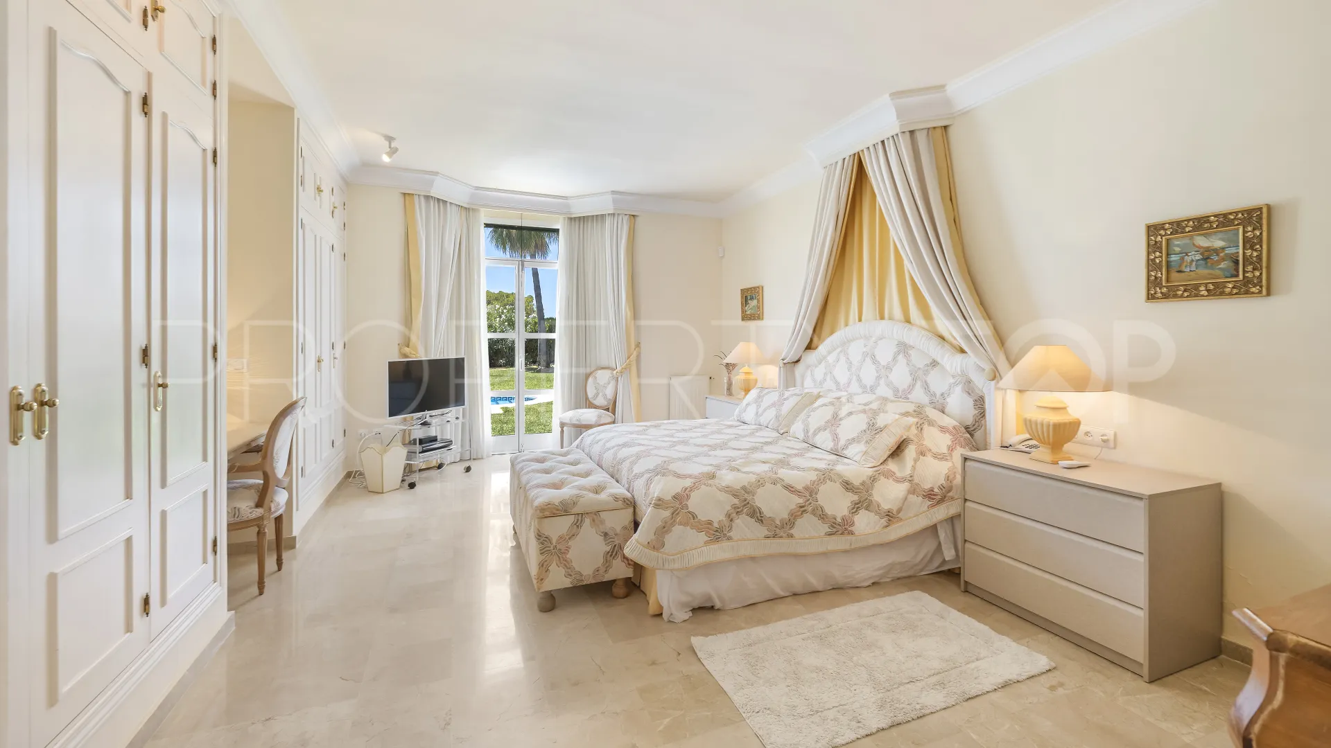 Se vende villa con 4 dormitorios en Elviria
