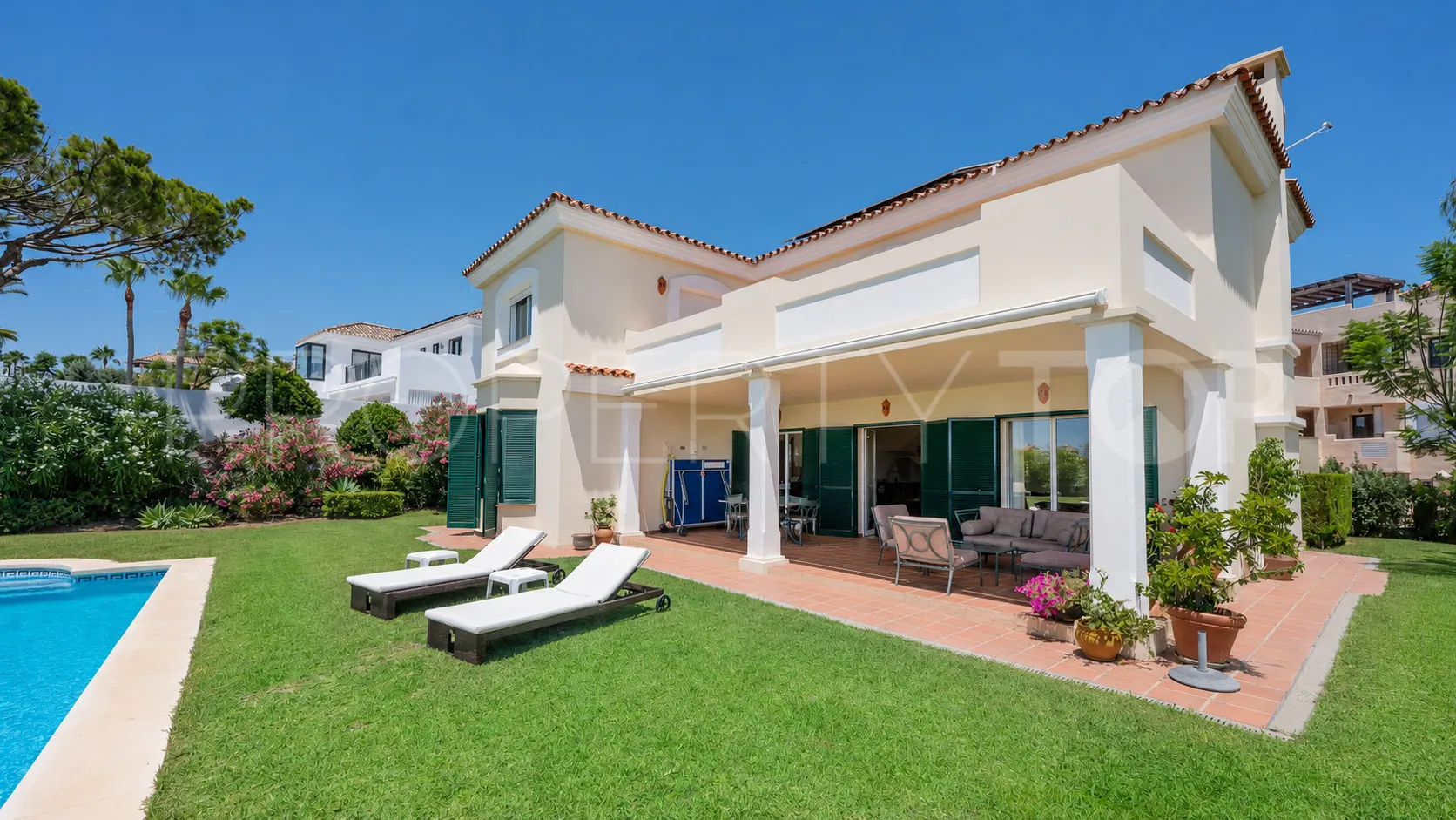 Se vende villa con 4 dormitorios en Elviria