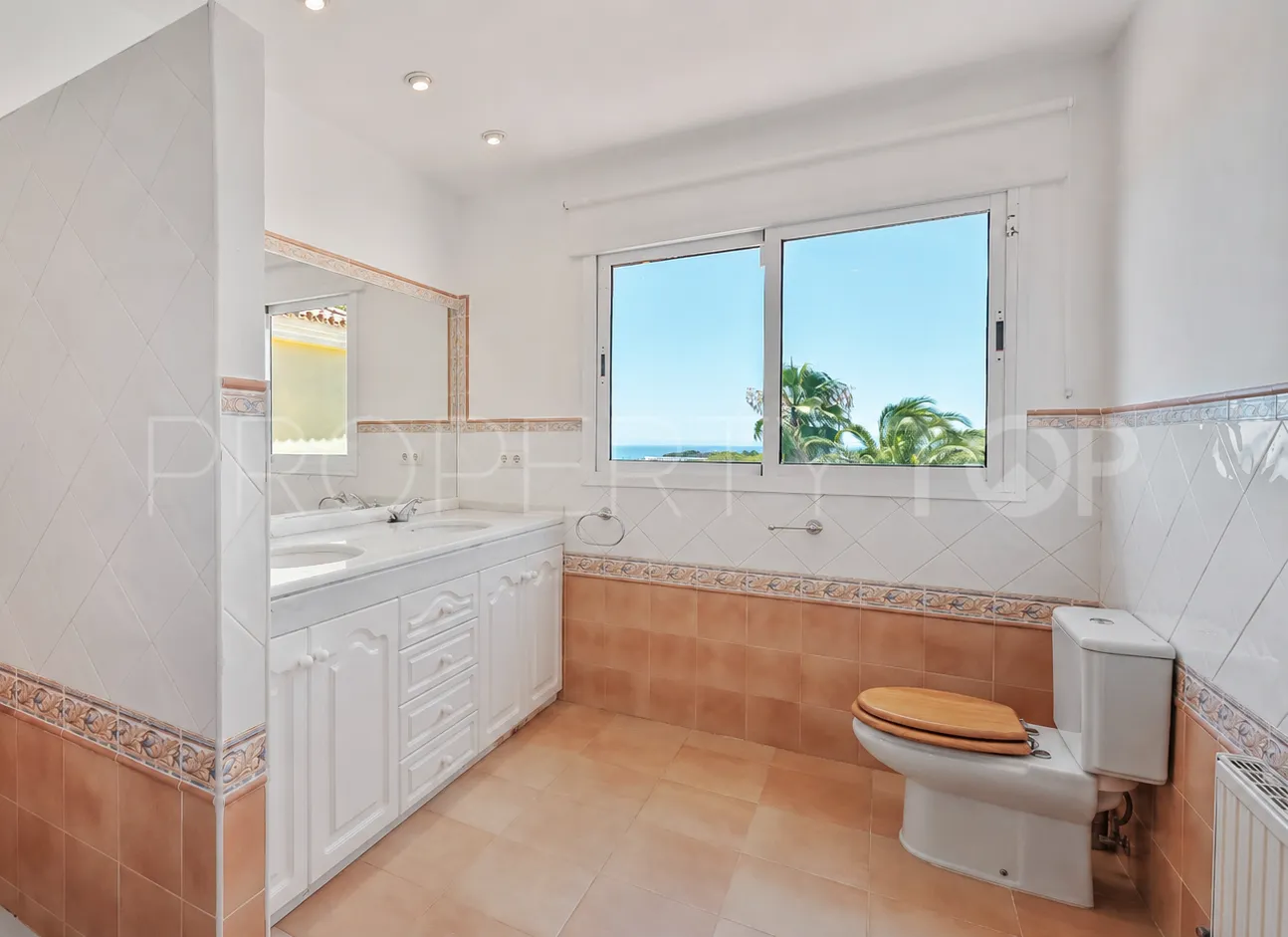 Se vende villa con 4 dormitorios en Elviria