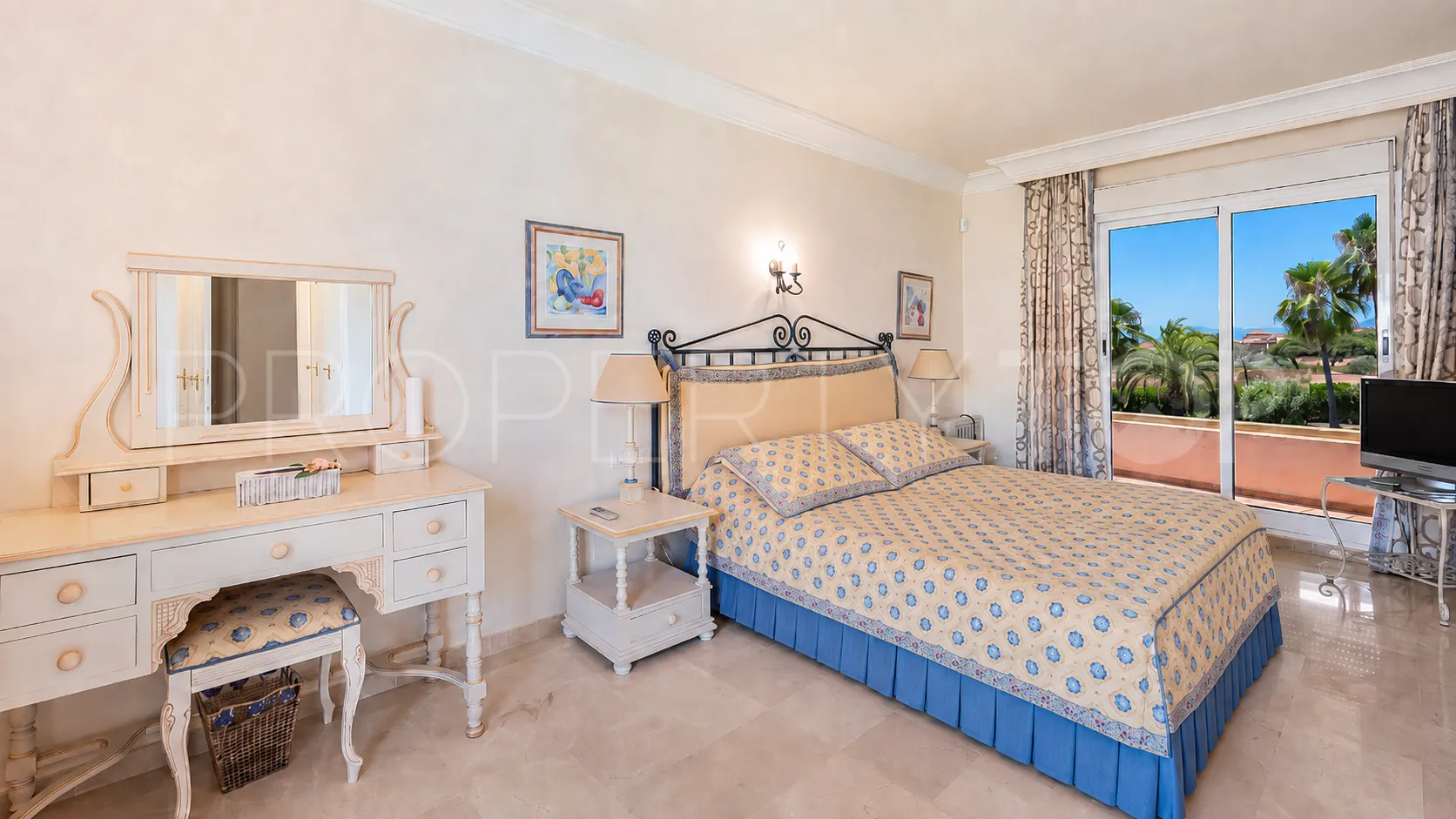 Se vende villa con 4 dormitorios en Elviria