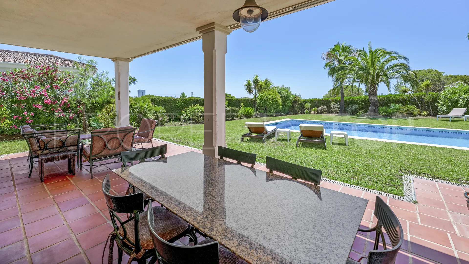Se vende villa con 4 dormitorios en Elviria