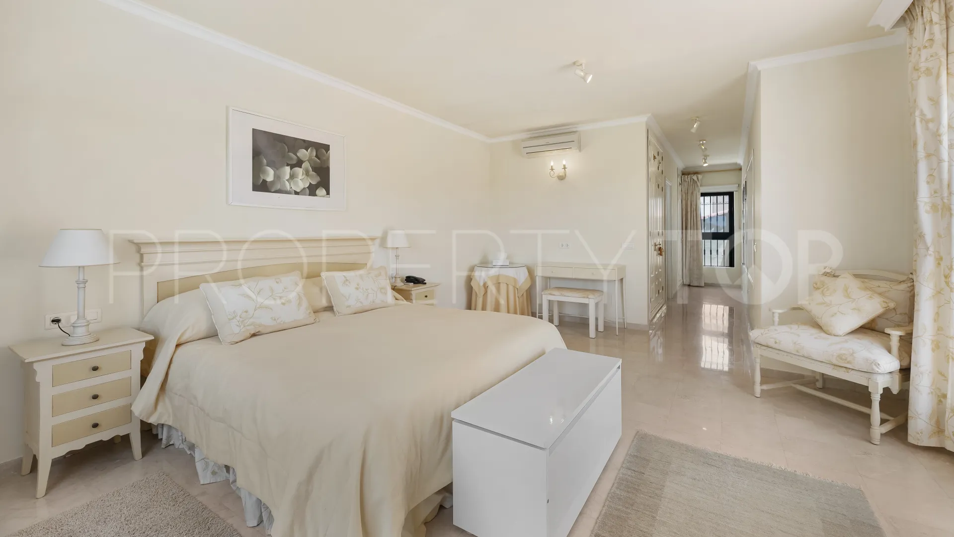 Se vende villa con 4 dormitorios en Elviria