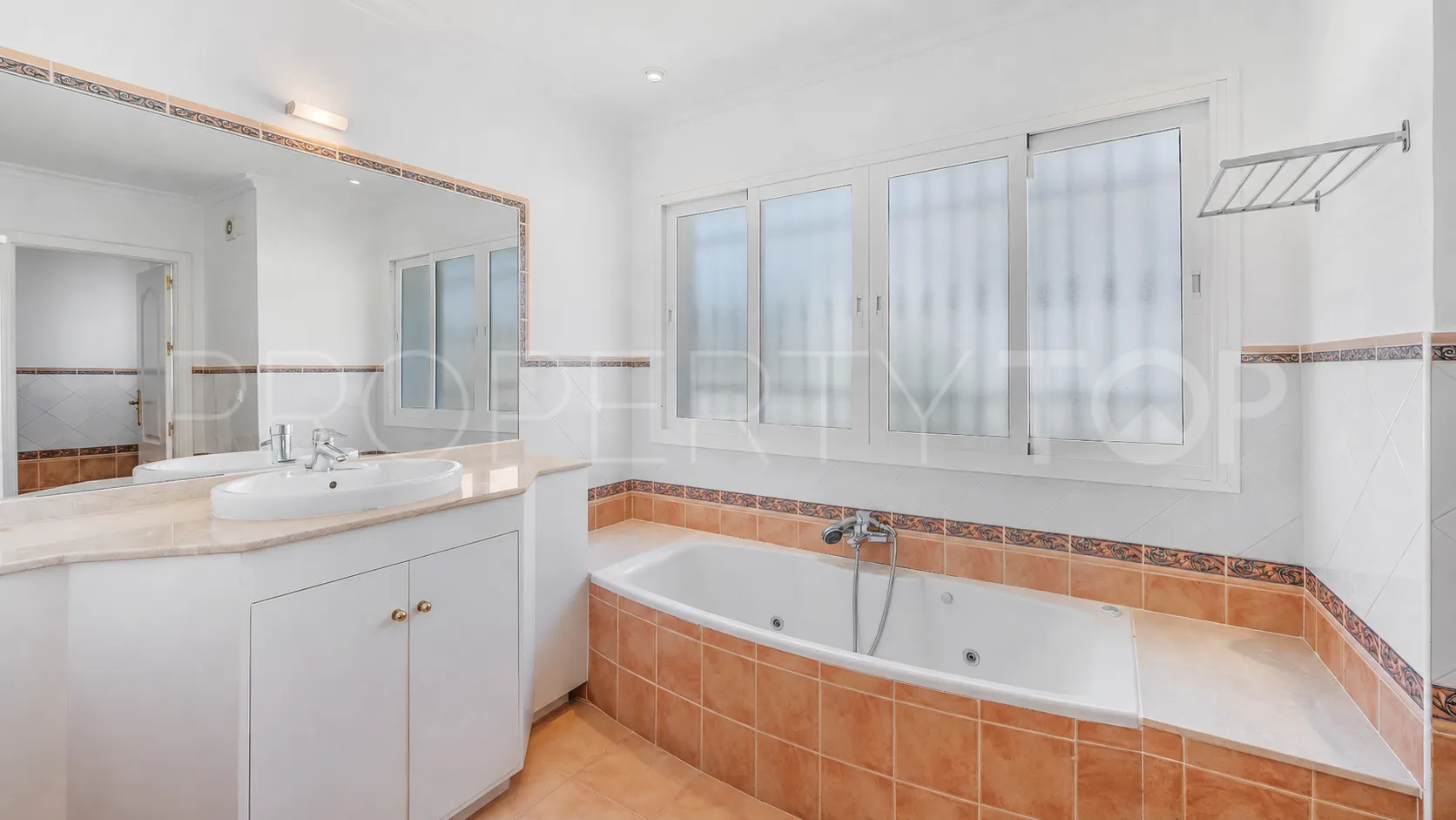 Se vende villa con 4 dormitorios en Elviria