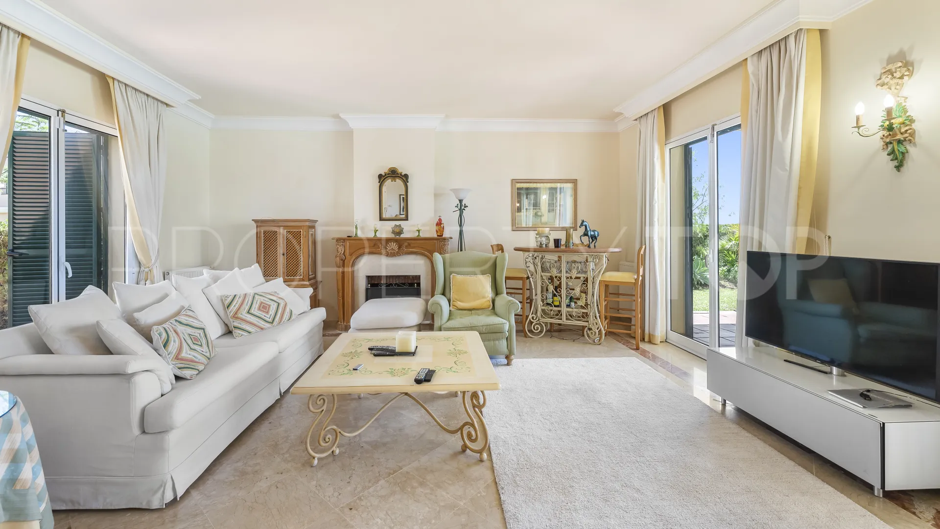 Se vende villa con 4 dormitorios en Elviria