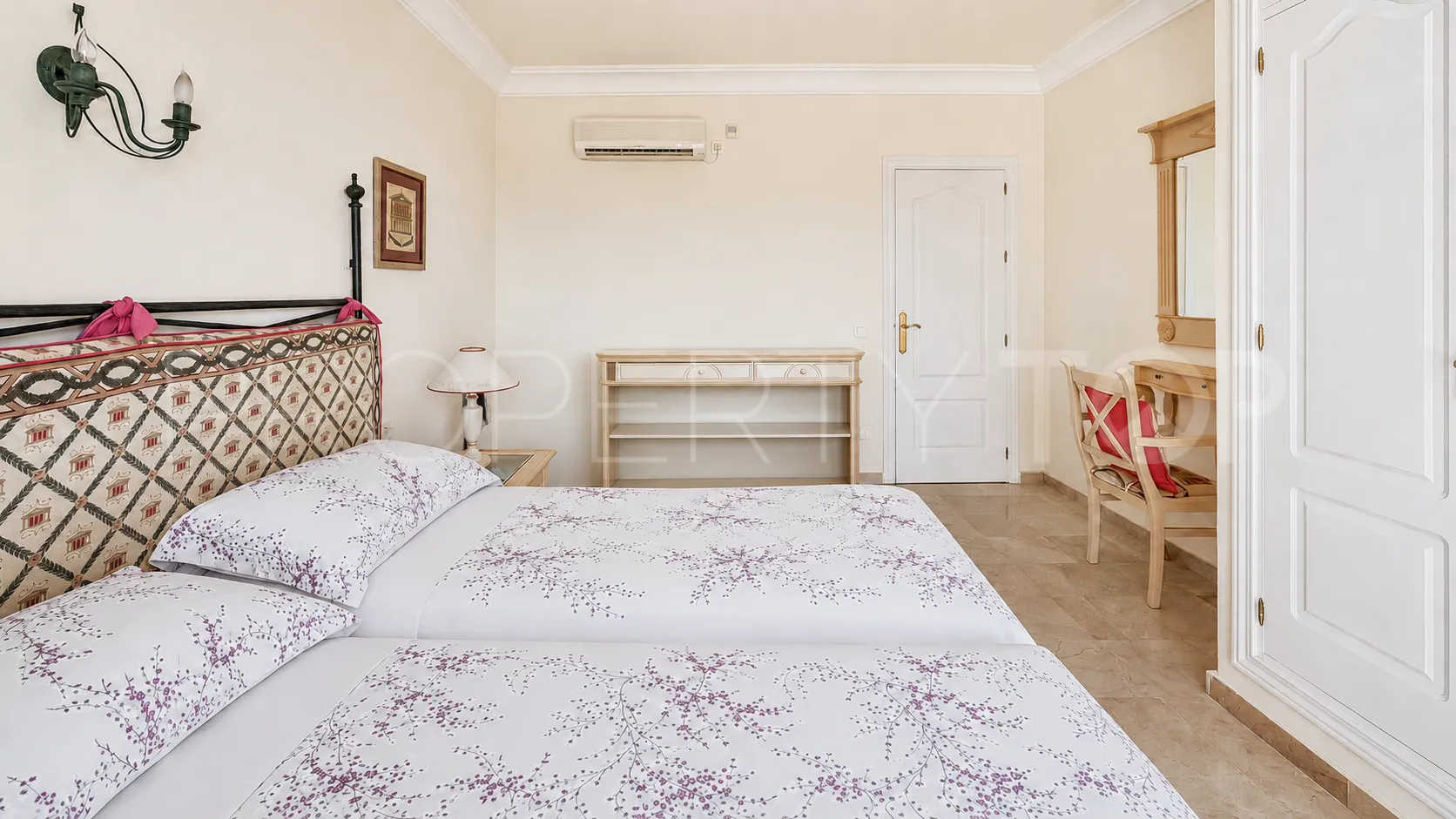 Se vende villa con 4 dormitorios en Elviria
