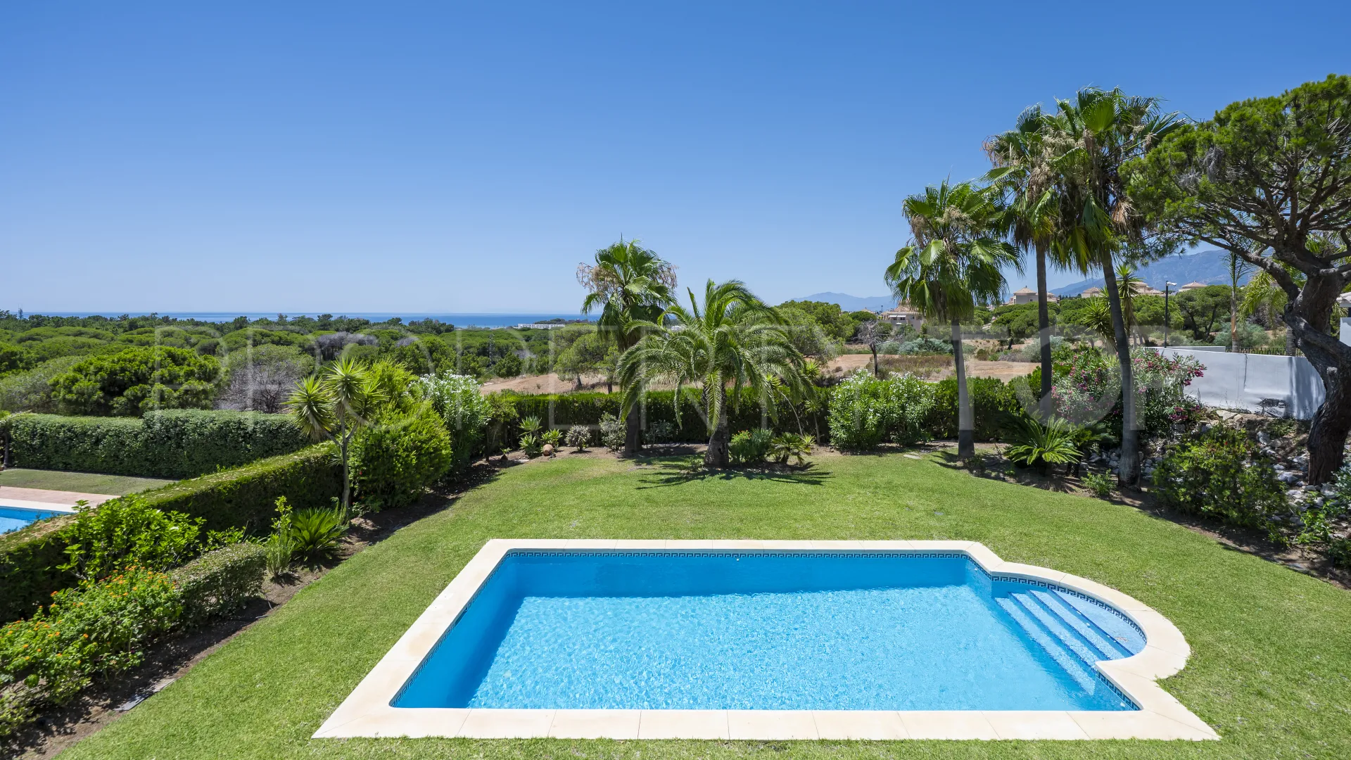 Se vende villa con 4 dormitorios en Elviria