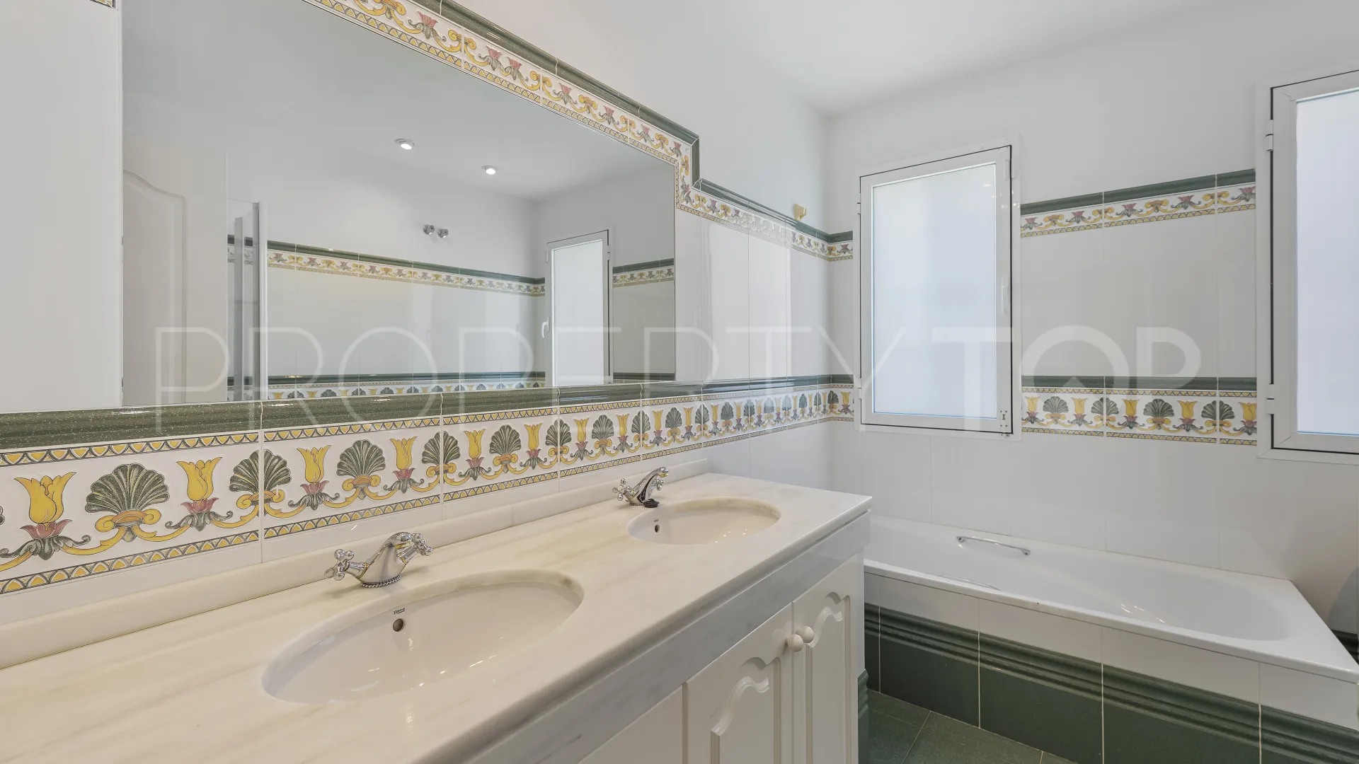 Se vende villa con 4 dormitorios en Elviria