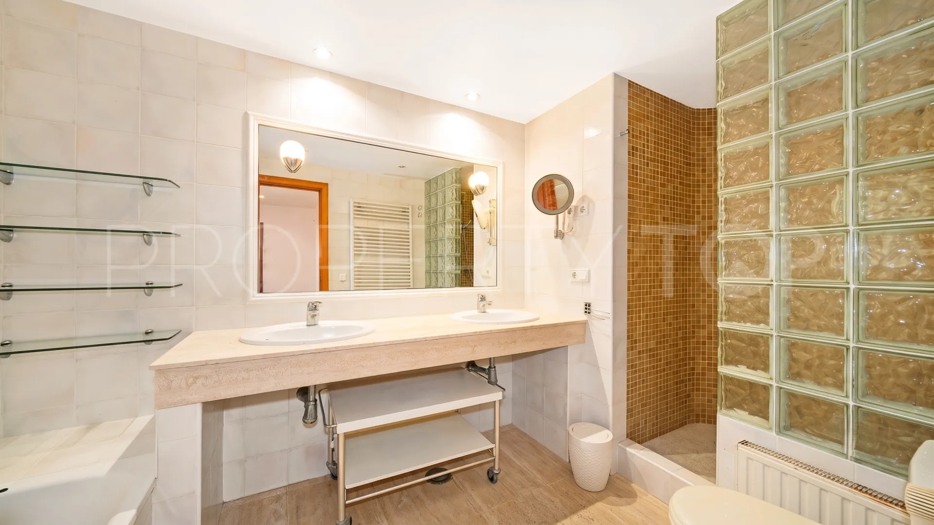 Villa en venta de 5 dormitorios en Benahavis Centro