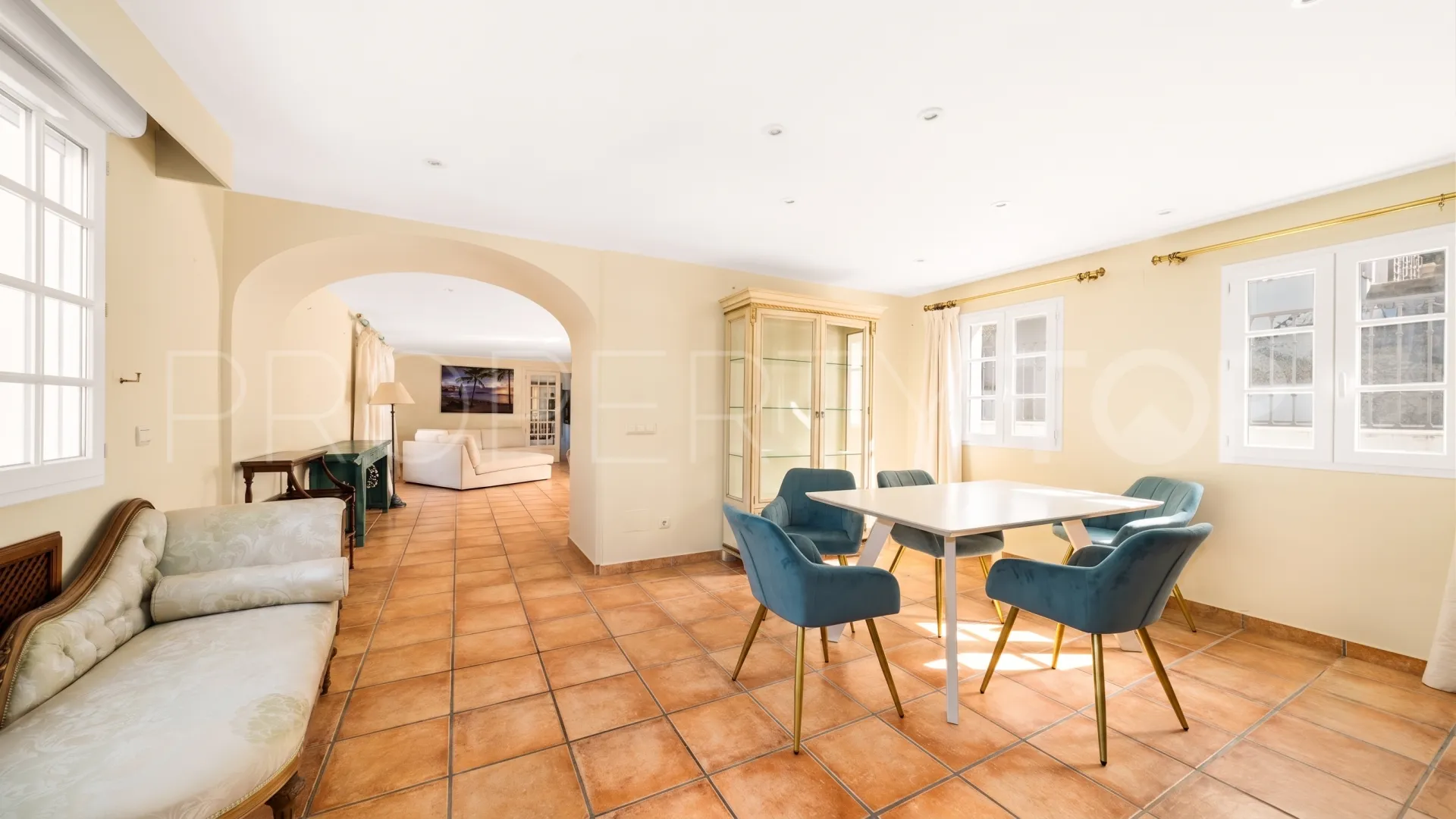 Villa en venta de 5 dormitorios en Benahavis Centro