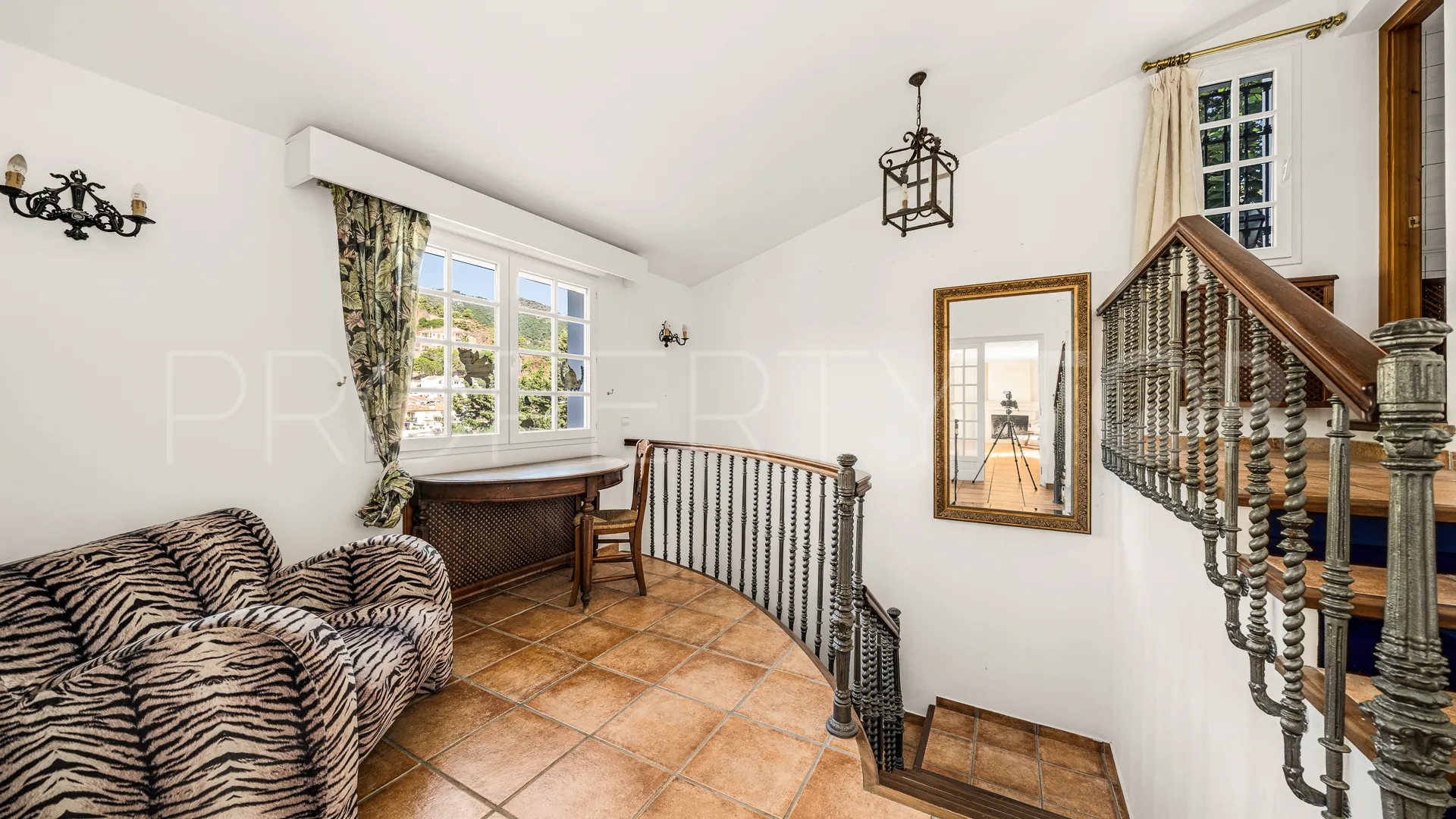 Villa en venta de 5 dormitorios en Benahavis Centro